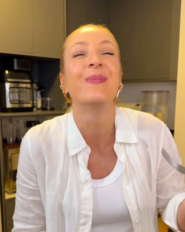 Mariane Heller preparando uma bebida em uma cozinha clara